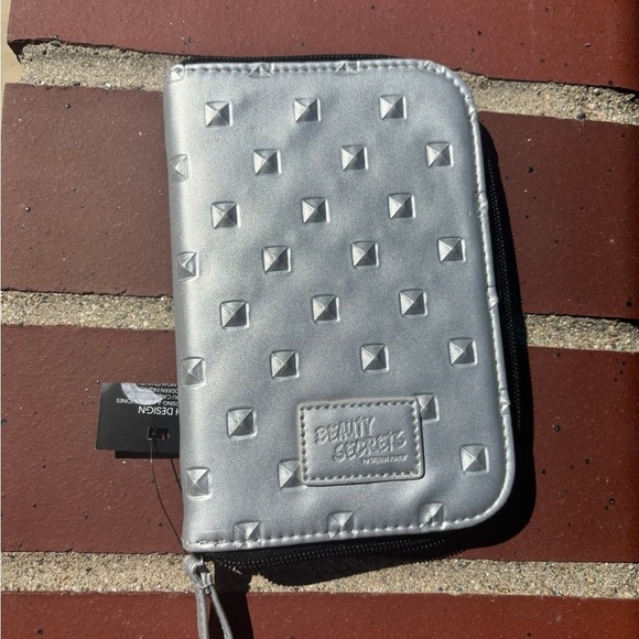 Makeup brush purse - Picture 1 of 3